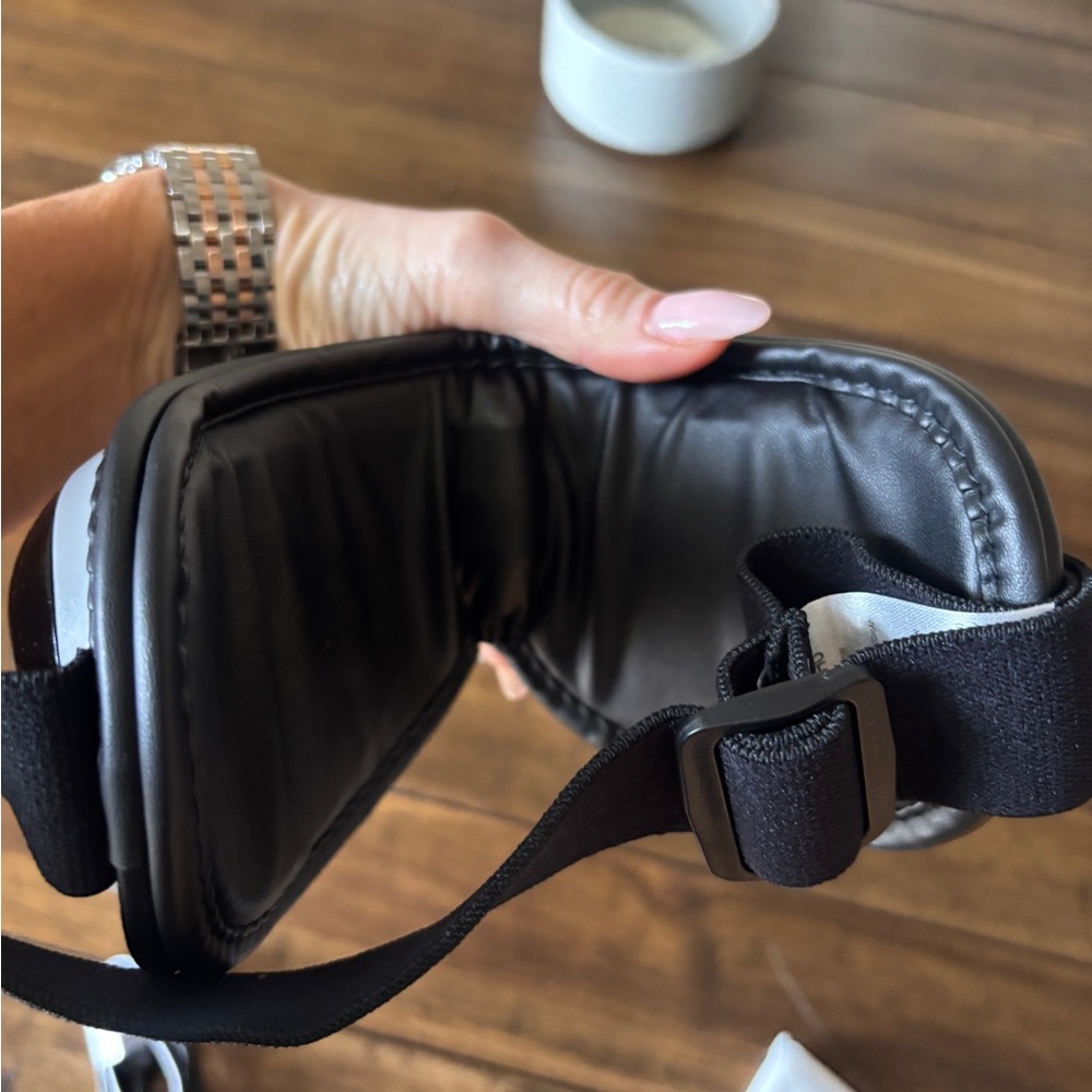 Renpho Black Eye Massager for Migraines with Remote - Picture 8 of 11